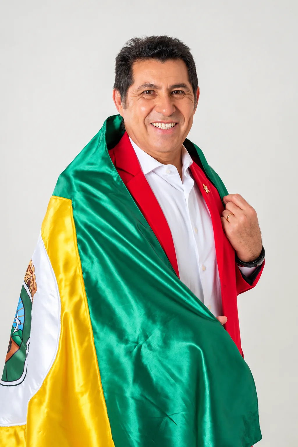 De Assis Diniz sorrindo, com a bandeira do Ceará nos ombros