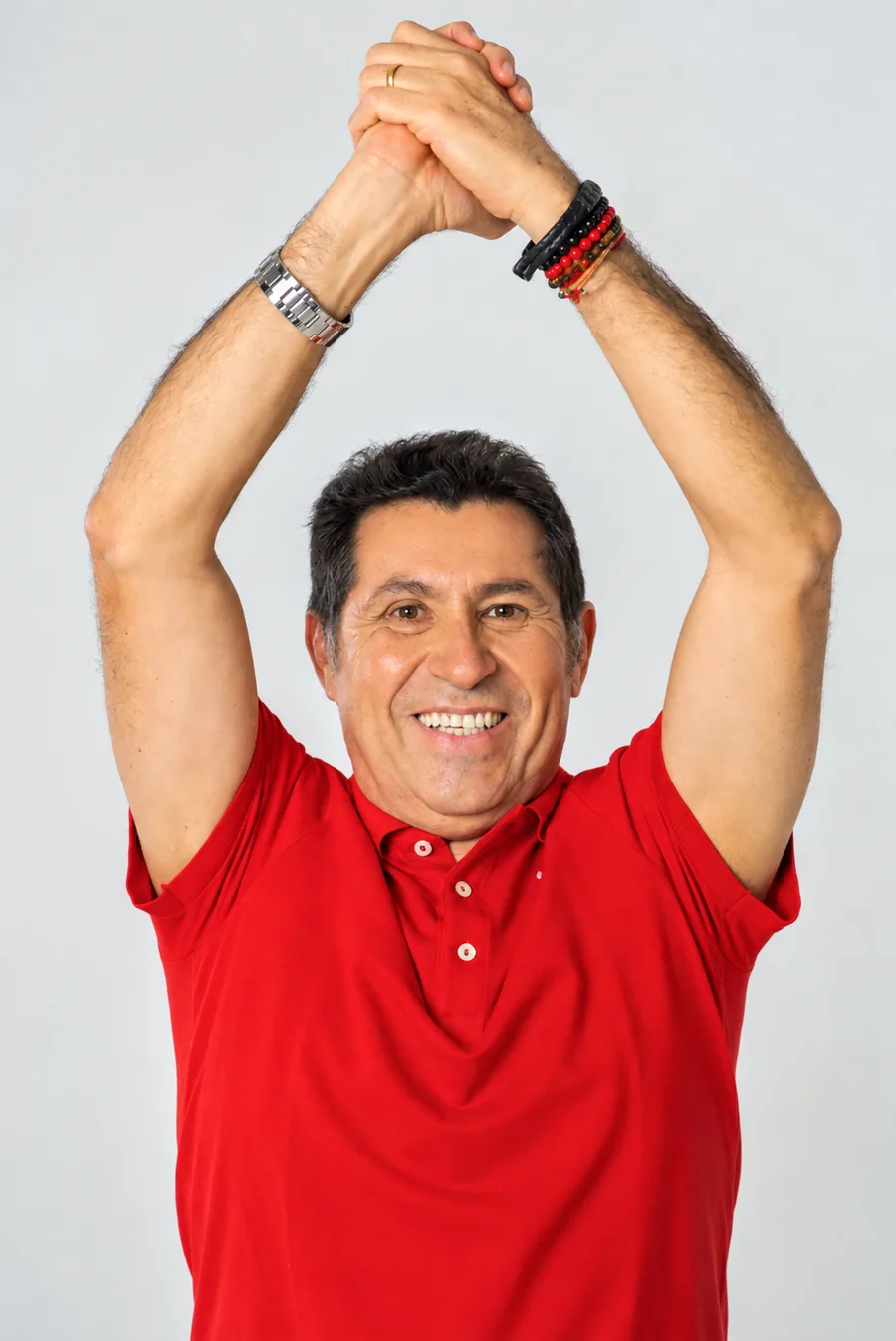 De Assis Diniz comemorando com os braços para cima