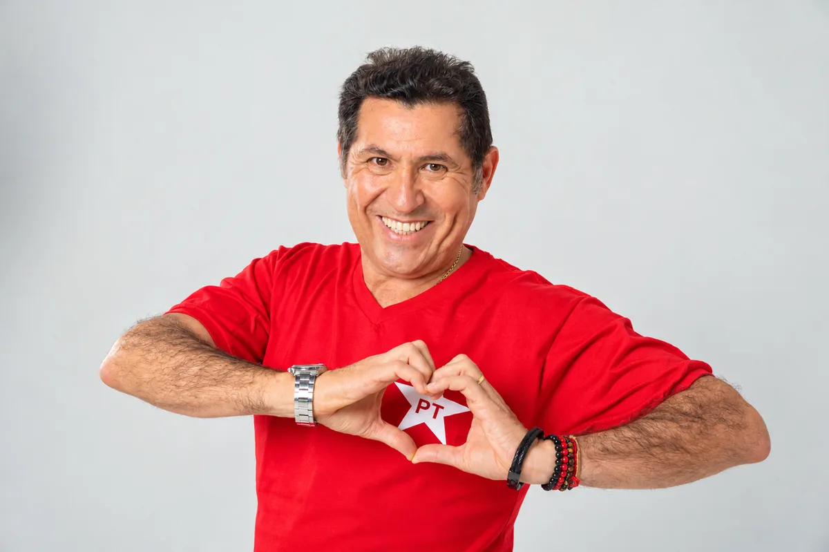De Assis Diniz com camiseta do PT fazendo coração com as mãos
